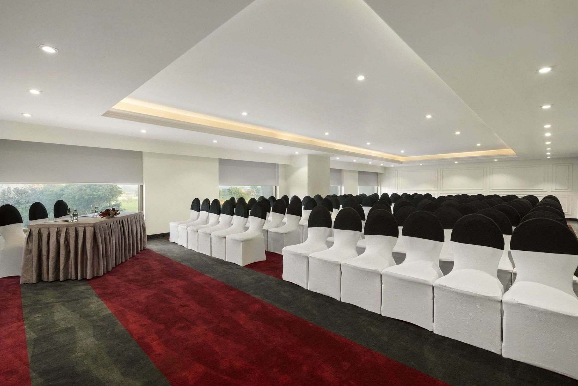 Saura Hotel, Agra - A Club Mahindra Associate מראה חיצוני תמונה